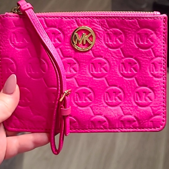 Michael Kors wristlet in hot pink 🩷😍 - Picture 1 of 1
